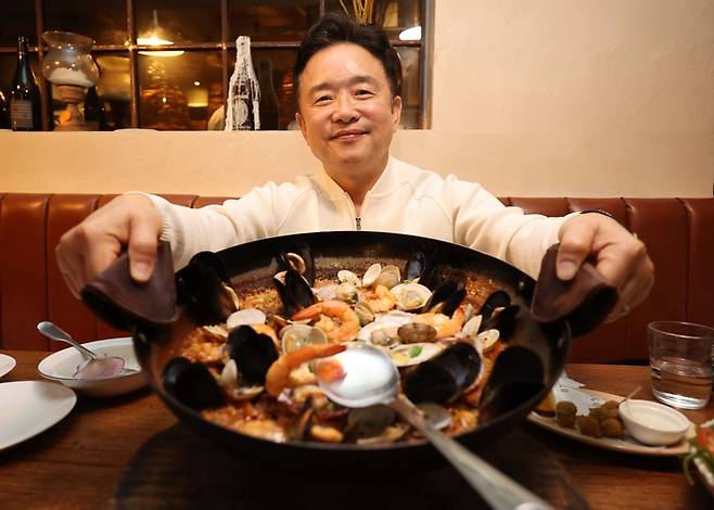 남경필 마약예방치유단체 ‘은구’ 대표가 음식을 들어보이고 있다. [한주형 기자]