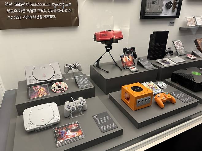 1994년에 처음 출시됐던 소니의 게임기 ‘플레이스테이션’, 2001년 닌텐도에서 가정용 게임기로 내놓은 ‘게임큐브’ 등이 넷마블게임박물관에 전시되어 있다. [사진= 정호준 기자]