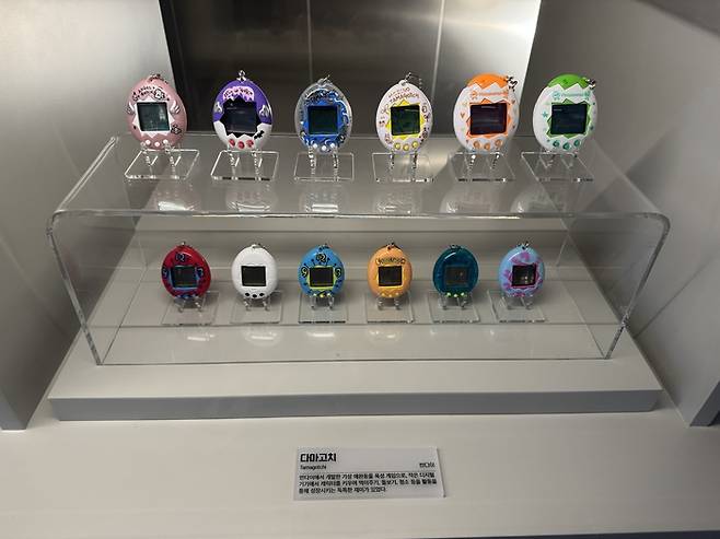 가상의 애완동물을 육성하는 휴대용 게임기였던 반다이의 ‘다마고치’ [사진 = 정호준 기자]