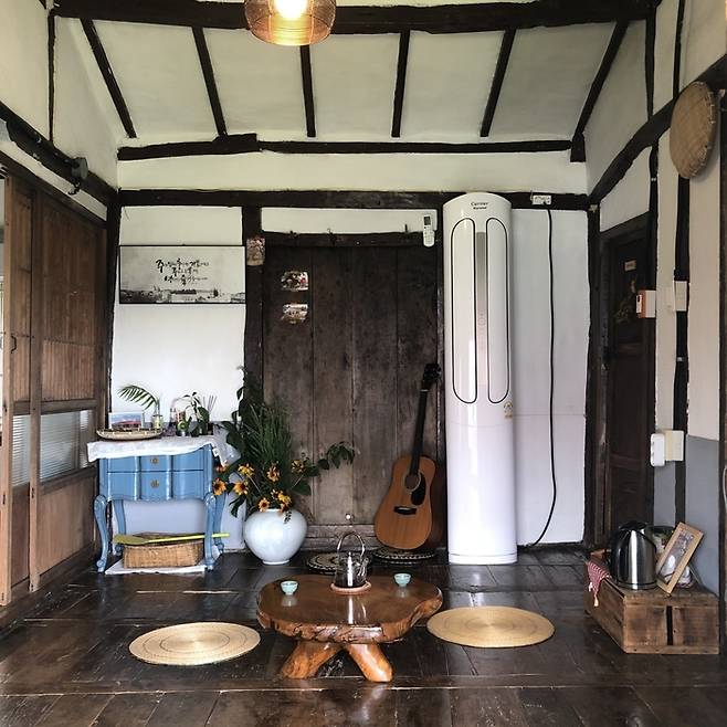 오름 풍경이 펼쳐지는 구좌읍 80년 전통 가옥  / 사진=에어비앤비