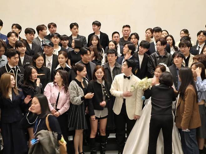 결혼식장에는 은가은과 박현호의 동료 연예인들이 하객으로 대거 참석해 자리를 빛냈다. 사진=은가은 가족 제공