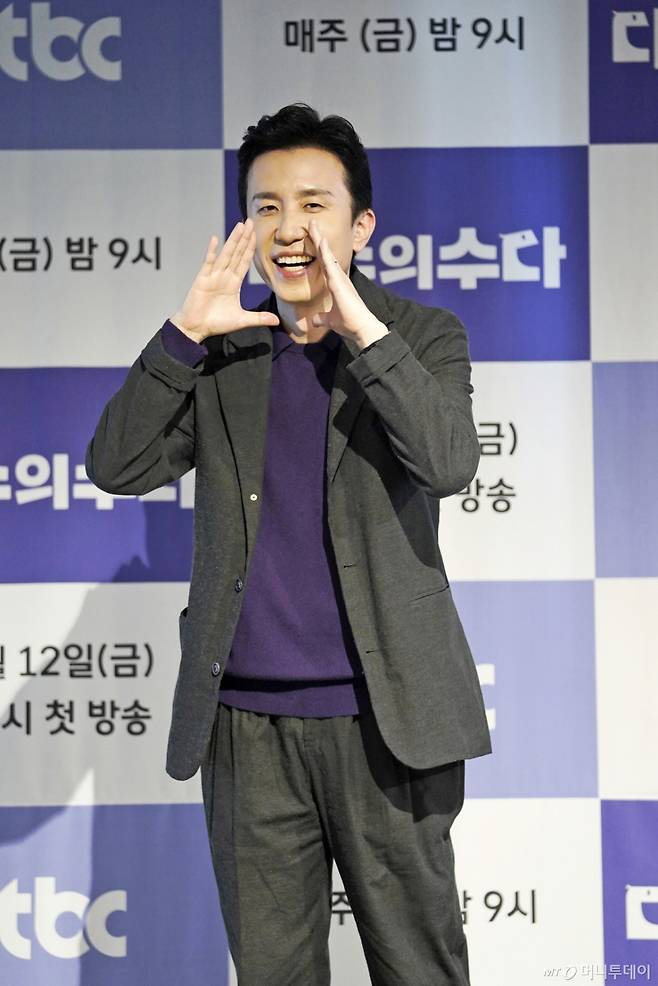 뮤지션 유희열이 MBC FM4U '배철수의 음악캠프'를 통해 방송에 복귀한다. 표절 논란 이후 3년 만이다