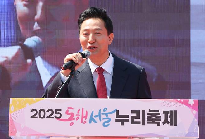오세훈 서울시장이 12일 오전 11시 서울 여의도 국민의힘 당사에서 긴급 기자회견을 열고 당내 경선 룰에 대한 입장을 밝힌다. 사진은 오 시장이 11일 서울 여의도공원 문화의 마당에서 열린 2025년 동행서울 누리축제에서 축사를 하는 모습. /사진=뉴스1