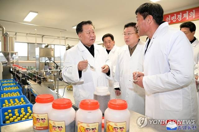 최룡해(왼쪽 첫번째)북한 최고인민회의 상임위원장이 평안남도 숙천군 지방공업공장들을 시찰했다고 조선중앙통신이 23일 보도했다. 연합뉴스