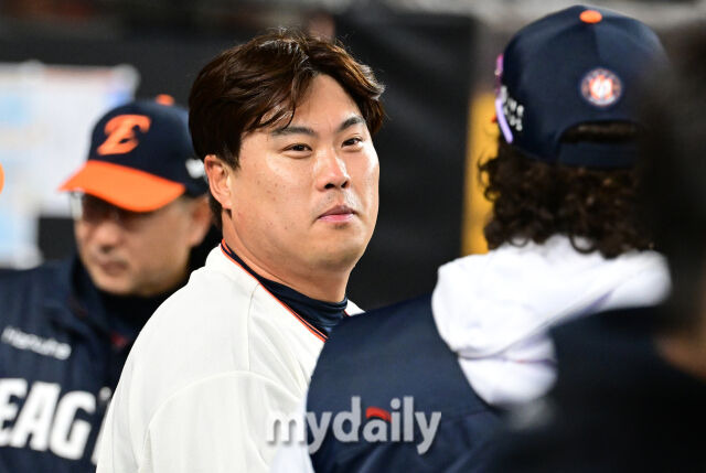 2025년 4월 11일 오후 대전 한화생명 볼파크에서 진행된 '2025 신한 SOL뱅크 KBO 리그' 키움 히어로즈와 한화 이글스의 경기.한화 선발투수 류현진이 6이닝 무실점 투구를 한 뒤 더그아웃에서 미소짓고 있다./대전=유진형 기자 zolong@mydaily.co.kr
