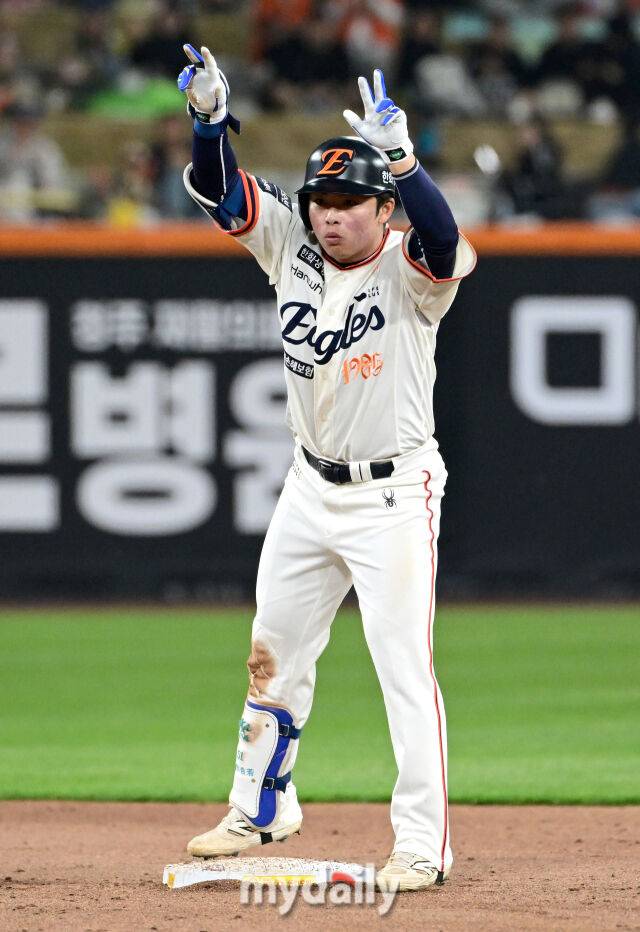 2025년 4월 11일 오후 대전 한화생명 볼파크에서 진행된 '2025 신한 SOL뱅크 KBO 리그' 키움 히어로즈와 한화 이글스의 경기. 한화 문현빈이 5회말 1사 2루서 1타점 2루타를 친 뒤 기뻐하고 있다./대전 = 유진형 기자