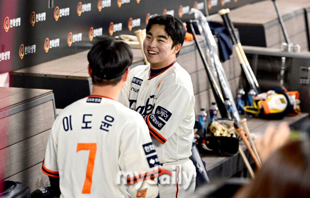 2025년 4월 11일 오후 대전 한화생명 볼파크에서 진행된 '2025 신한 SOL뱅크 KBO 리그' 키움 히어로즈와 한화 이글스의 경기. 한화 문현빈이 7회말 플로리얼에 이어 백투백 홈런을 친 뒤 더그아웃에서 환하게 웃고 있다./대전 = 유진형 기자