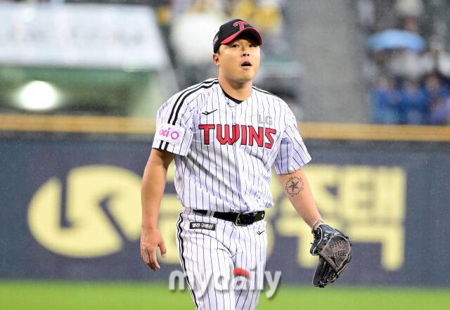 2025년 4월 12일 오후 서울 잠실구장에서 진행된 '2025 신한 SOL뱅크 KBO 리그' 두산 베어스와 LG 트윈스의 경기.LG 이지강이 8회초 1사 1루서 구원등판해 두산 양의지와 추재현을 연속 삼진으로 처리한 뒤 더그아웃으로 들어가고 있다./잠실=유진형 기자