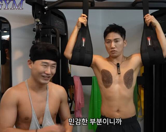 유세윤이 유륜 주위를 검게 색칠해 보는 이들의 웃음을 자아냈다. / 유튜브 '신규진 SHIN GYU GYM' 캡처