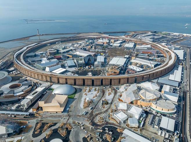 오사카 엑스포의 상징 건축물인 ‘오오야니 링’. 행사장 부지를 둘러싼 ‘그랜드 링’은 지름 2km, 높이 약 12m(바깥쪽은 20m), 폭 약 30m에 달하며 세계 최대 목조 건축물로 기네스에 인정을 받았다. [오사카엑스포 공식 홈페이지]