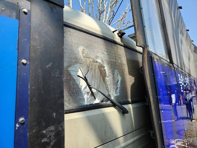 윤석열 전 대통령 파면이 선고되자 격분한 윤 전 대통령 지지자들이 경찰 차벽 내 버스를 훼손했다. 이영기 기자.