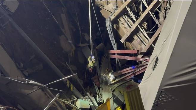 [광명=뉴시스] 12일 경기 광명시 일직동 신안산선 복선전철 5-2 공사 2공구 붕괴 현장에서 소방당국이 고립자를 구조하고 있다. (사진=경기도소방재난본부 제공) 2025.4.12. photo@newsis.com *재판매 및 DB 금지