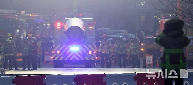 [광명=뉴시스] 추상철 기자 = 11일 오후 경기 광명시 신안산선 복선전철 5-2공구 붕괴 사고현장에서 119 소방대원 등이 실종자 구조작업을 위해 분주하게 움직이고 있다. 11일 경기소방 등에 따르면 사고는 이날 오후 3시13분 신안산선 복선전철 5-2공구 지하터널 내부 가운데 기둥에 균열이 발생하면서 지하 공사 현장과 상부 도로 50m가량이 붕괴됐다. 이 사고로 현장에 있던 작업자 18명 가운데 도로 위에서 안전진단을 하고 있던 6명이 연락 두절됐다가 현재 4명의 안전이 확인됐다. 나머지 2명 가운데 1명은 고립된 채 연락이 닿았으며 1명은 실종 상태다. 2025.04.11. scchoo@newsis.com