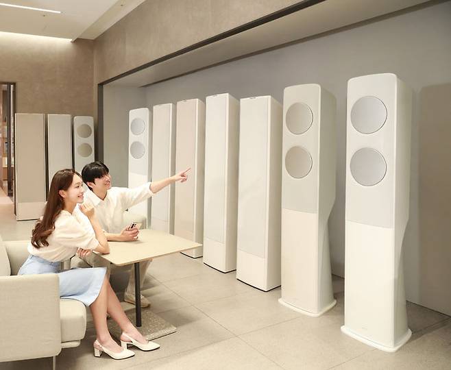 [서울=뉴시스]삼성전자 모델이 2025년형 가정용 AI 에어컨 라인업을 소개하고 있다. (사진 = 업체 제공) 2025.04.10. photo@newsis.com *재판매 및 DB 금지