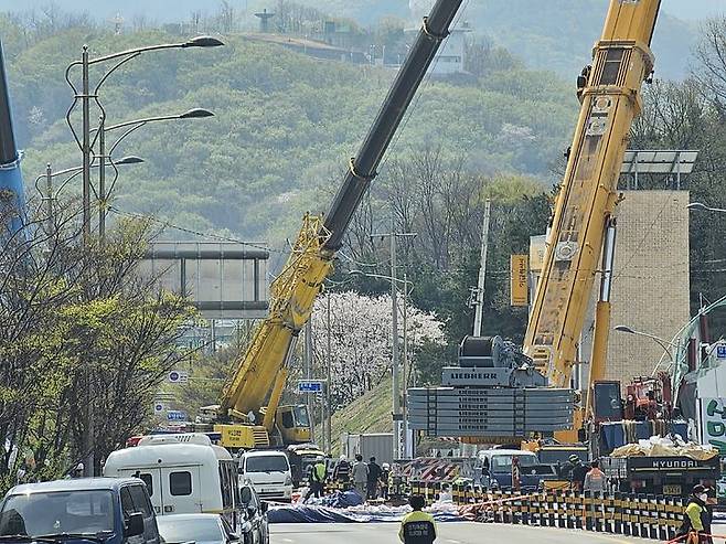 [광명=뉴시스] 양효원기자 = 12일 오전 10시께 경기 광명시 일직동 신안산선 복선전철 5-2공구 붕괴 현장에서 소방당국이 실종자 수색 작업을 벌이고 있다. 2025.4.12. hyo@newsis.com *재판매 및 DB 금지