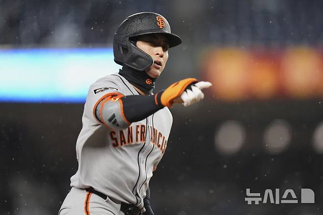 [뉴욕=AP/뉴시스] 미국 메이저리그(MLB) 샌프란시스코 자이언츠의 이정후가 12일(한국 시간) 미국 뉴욕 양키스타디움에서 열린 2025 MLB 정규시즌 뉴욕 양키스와의 경기에서 1회 3점 홈런을 치고 베이스를 돌며 동료들을 바라보고 있다. 2025.04.12.