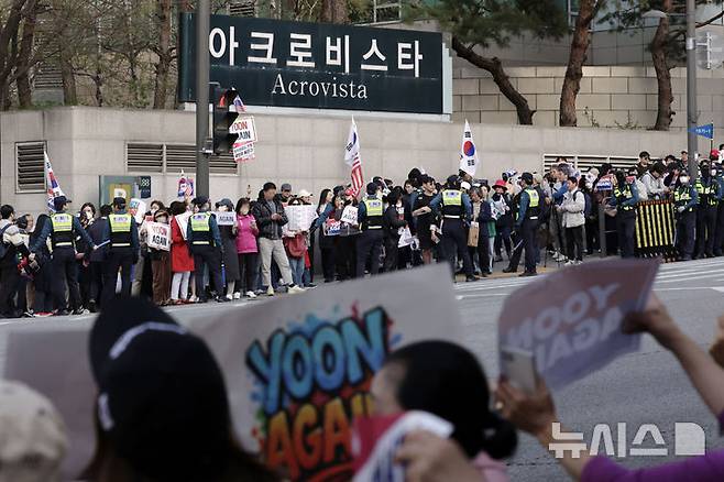 [서울=뉴시스] 최동준 기자 = 윤석열 전 대통령이 사저로 돌아간 11일 서울 서초구 사저 앞에서 지지자들이 윤 전 대통령을 연호하고 있다. 2025.04.11. photocdj@newsis.com