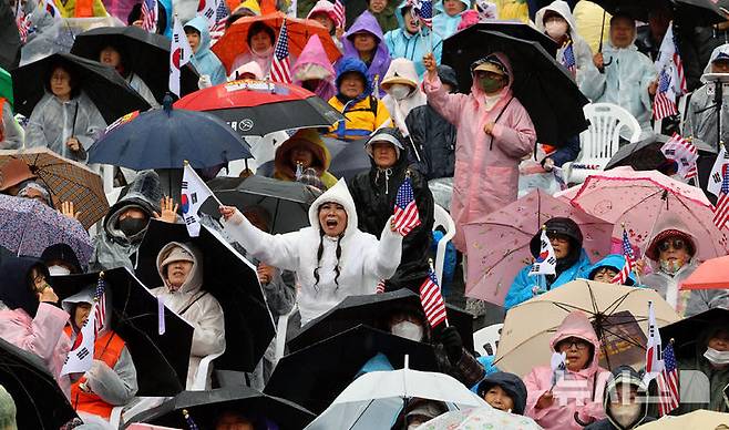[서울=뉴시스] 박주성 기자 = 헌법재판소가 윤석열 대통령의 파면을 선고한 가운데 5일 서울 종로구 동화면세점 앞에서 윤석열 전 대통령 지지자들과 자유통일당 등 보수단체 회원들이 탄핵 무효를 촉구하며 구호를 외치고 있다. 2025.04.05. park7691@newsis.com