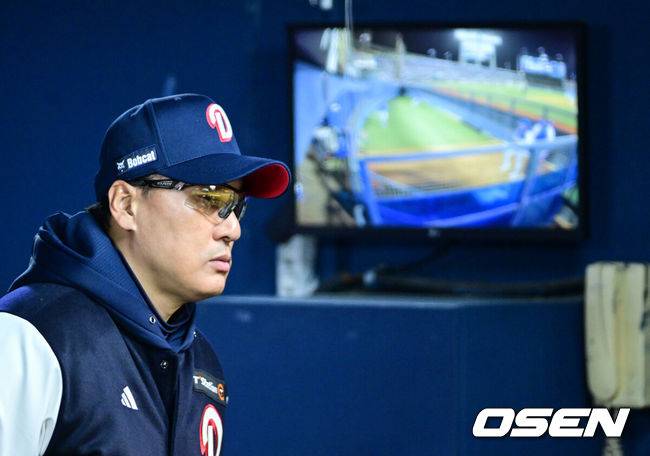 [OSEN=잠실, 조은정 기자]콜어빈과 후라도의 명품 투수전 승자는 강승호의 천금 3루타를 등에 업은 두산 베어스였다.&nbsp;프로야구 두산 베어스는 28일 서울 잠실구장에서 열린 2025 신한 SOL뱅크 KBO리그 삼성 라이온즈와의 시즌 첫 맞대결에서 2-0으로 승리했다.&nbsp;두산 이승엽 감독이 경기를 지켜보고 있다. 2025.03.28 /cej@osen.co.kr