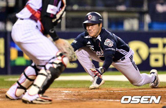 [OSEN=잠실, 조은정 기자]11일 오후 서울 송파구 잠실야구장에서 ‘2025 신한 SOL Bank KBO리그’ LG 트윈스와 두산 베어스의 경기가 열렸다.홈팀 LG는 송승기, 방문팀 두산은 최원준을 선발로 내세웠다.5회초 1사 1루 두산 박준영의 역전 1타점 2루타에 추재현이 득점을 올리고 있다. 2025.04.11 /cej@osen.co.kr