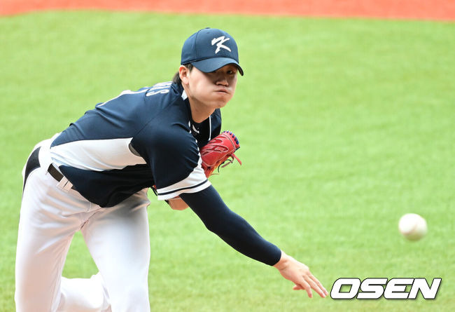 [OSEN=항저우(중국), 최규한 기자] 6일 오후 중국 항저우 사오싱 야구장에서 ‘2022 항저우 아시안게임’ 야구 슈퍼라운드 2차전 대한민국과 중국의 경기가 열렸다.8회말 마운드에 오른 한국 장현석이 힘차게 공을 뿌리고 있다. 2023.10.06 / dreamer@osen.co.kr