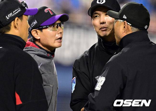[OSEN=잠실, 조은정 기자]11일 오후 서울 송파구 잠실야구장에서 ‘2025 신한 SOL Bank KBO리그’ LG 트윈스와 두산 베어스의 경기가 열렸다.LG가 1-2로 뒤진 5회말 공격. 선두타자 문성주가 좌전 안타로 출루했다. 송찬의는 좌익수 뜬공 아웃, 1사 1루에서 이주헌이 때린 타구는 3루 선상 강습 타구였다. 3루수 강승호가 다이빙캐치로 잡으려다 공이 글러브에 들어갔다 빠졌다. 3루수 강승호가 재빨리 잡아 2루로 던져서 아웃이 됐다.1루주자 문성주는 직선타 아웃이 되는 줄 알고 멈짓 멈짓 하다가 1루 베이스로 돌아왔다. 타자주자 이주헌도 1루 베이스를 밟았다. 두산은 2루수가 1루수에게 던져 1루 베이스에 모인 문성주와 이주헌을 번갈아 태그했다.&nbsp;이후 심판의 볼데드 선언으로 2사 1루가 됐다. 문성주 아웃. 이주헌은 땅볼로 출루.LG 염경엽 감독이 이영재 1루심에게 강하게 어필하고 있다. 2025.04.11 /cej@osen.co.kr