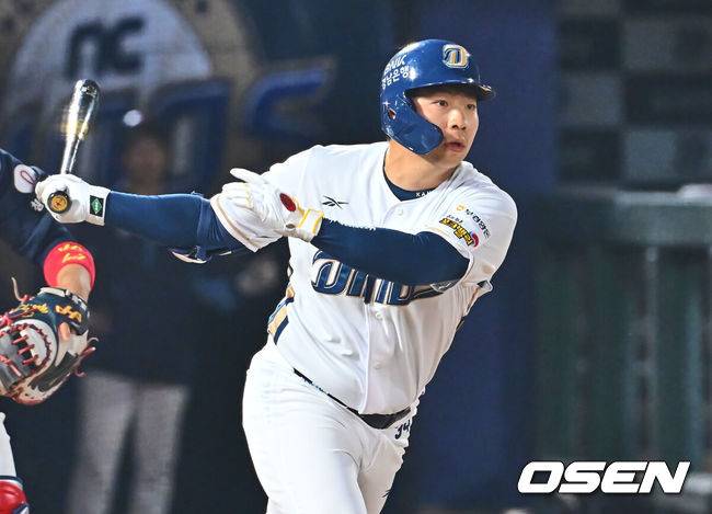 [OSEN=부산, 이석우 기자] 11일 부산 사직야구장에서 2025 신한 SOL 뱅크 KBO 리그 롯데 자이언츠와 NC 다이노스의 경기가 열린다. 주말 3연전 동안 NC 다이노스가 창원NC파크 대신 사직야구장을 홈구장으로 사용한다. 홈팀 NC는 김태경, 방문팀 롯데는 박세웅이 선발 출전 했다.NC 다이노스 오영수가 힘찬 타격을 하고 있다. 2025.04.11 / foto0307@osen.co.kr