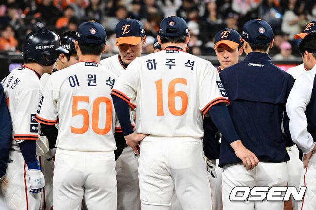 [OSEN=대전, 지형준 기자] 11일 오후 대전 한화생명볼파크에서 2025 신한 SOL Bank KBO리그 한화 이글스와 키움 히어로즈의 경기가 열렸다.이날 한화는 류현진, 키움은 김윤하를 선발로 내세웠다.7회초 수비를 마치고 한화 이재원이 선수들과 미팅을 하고 있다. 2025.04.11 / jpnews@osen.co.kr