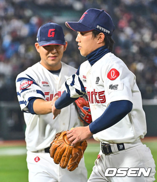 [OSEN=부산, 이석우 기자] 10일 부산 사직야구장에서 2025 신한 SOL 뱅크 KBO 리그 롯데 자이언츠와 KIA 타이거즈의 경기가 열렸다. 홈팀 롯데는 반즈가, 방문팀 KIA는 윤영철이 선발로 출전했다.롯데 자이언츠 전민재가 4회초 2사 2,3루 KIA 타이거즈 김태군의 타구를 잡아 1루에 던져 아웃시키고 김민성과 하이파이브를 하고 있다. 2025.04.10 / foto0307@osen.co.kr