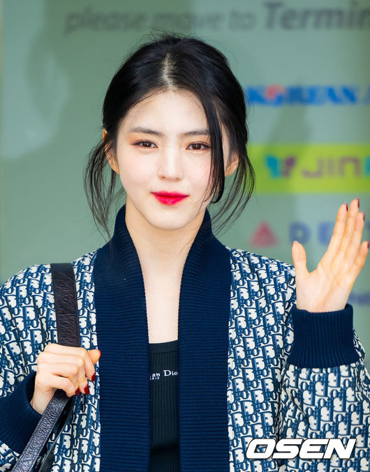 [OSEN=인천공항, 민경훈 기자] 배우 한소희가 해외 일정을 위해 22일 오전 인천국제공항을 통해 출국했다.배우 한소희는 이날 파리패션위크에 참석하기 위해 프랑스 파리로 출국했다.한소희가 출국장으로 향하며 포즈를 취하고 있다. 2025.01.22 / rumi@osen.co.kr