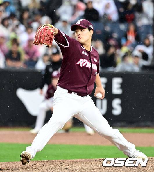 OSEN=대전, 지형준 기자] 12일 오후 대전 한화생명볼파크에서 2025 신한 SOL Bank KBO리그 한화 이글스와 키움 히어로즈의 경기가 열렸다.이날 한화는 엄상백, 키움은 정현우를 선발로 내세웠다.2회말 키움 정현우가 역투하고 있다. 2025.04.12 / jpnews@osen.co.kr