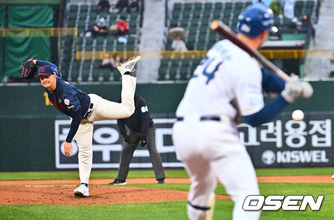 [OSEN=부산, 이석우 기자] 12일 부산 사직야구장에서 2025 신한 SOL 뱅크 KBO 리그 롯데 자이언츠와 NC 다이노스의 경기가 열렸다. 주말 3연전 동안 NC 다이노스가 창원NC파크 대신 사직야구장을 홈구장으로 사용한다. 홈팀 NC는 신민혁, 방문팀 롯데는 데이비슨이 선발 출전했다.롯데 자이언츠 선발 투수 데이비슨이 1회초 2사 1루 NC 다이노스 데이비슨과 맞대결을 하고 있다. 2025.04.12 / foto0307@osen.co.kr