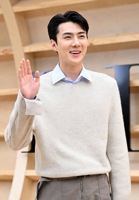 [OSEN=지형준 기자] 30일 오후 서울 이화여자대학교에서 프랑스 럭셔리 브랜드 디올(Dior) 2022 가을 여성 컬렉션 패션쇼가 열렸다.엑소 세훈이 포토월에서 포즈를 취하고 있다. 2022.04.30 /jpnews@osen.co.kr