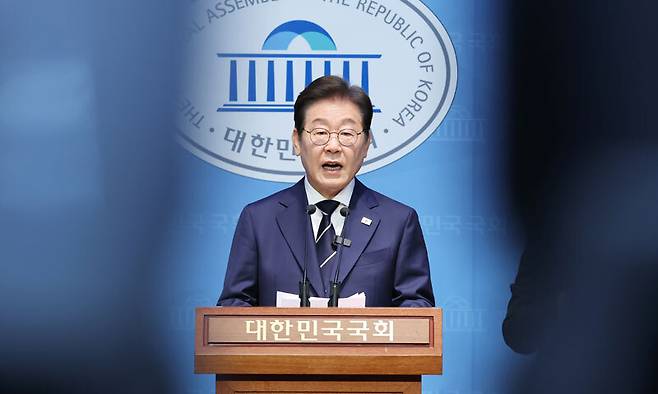 더불어민주당 대선 경선에 출마한 이재명 예비후보가 11일 서울 여의도 국회 소통관에서 집권 청사진 등을 소개하는 '비전 선포식 및 캠프 일정 발표'를 하고 있다. 연합뉴스