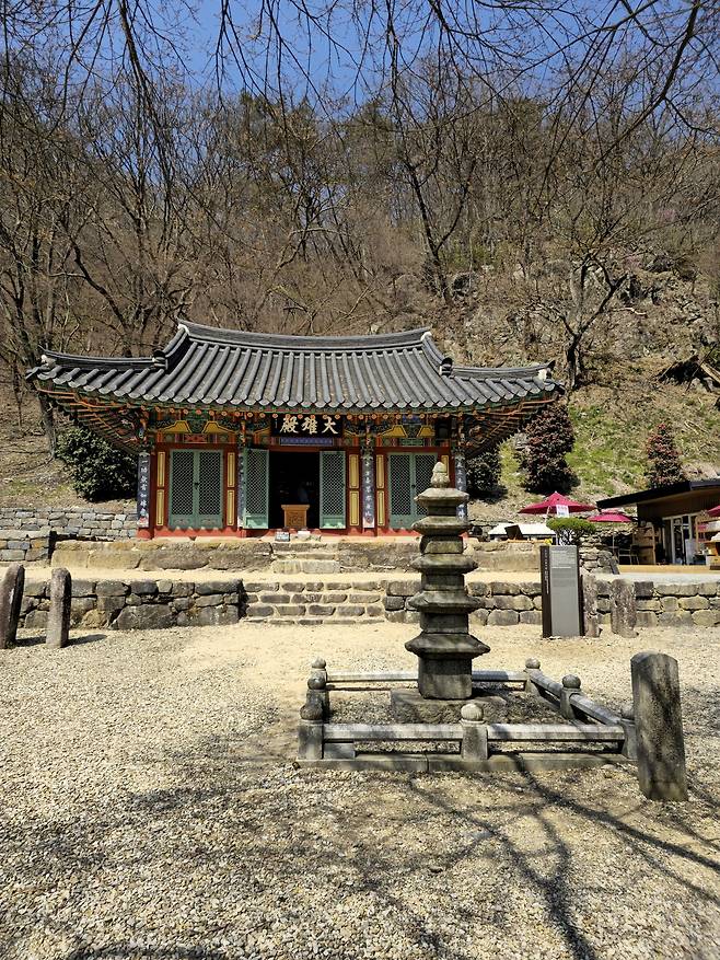 강천사 대웅전과 오층석탑.