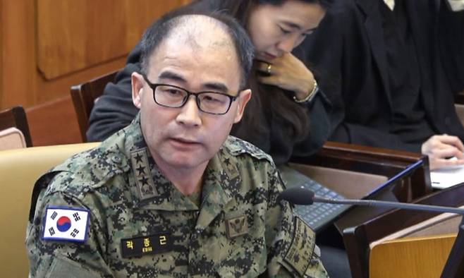곽종근 전 육군 특수전사령관이 지난 2월 6일 서울 종로구 헌법재판소에서 열린 당시 윤석열 대통령 탄핵 심판 6차 변론에 증인으로 출석해 피청구인인 윤 대통령 측 대리인들의 질문에 답하고 있다. 곽 전 사령관은 지난 2024년 12월 1일 김용현 전 국방장관으로부터 “국회·중앙선거관리위원회·더불어민주당사·여론조사 꽃 등에 부대를 투입하라는 지시를 받았다”고&nbsp;했다.&nbsp;헌법재판소 제공