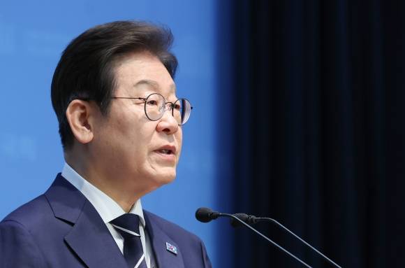 이재명 더불어민주당 전 대표가 11일 서울 여의도 국회 소통관에서 집권 청사진 등을 소개하는 ‘비전 선포식 및 캠프 일정 발표’를 하고 있다. 2025.4.11 연합뉴스