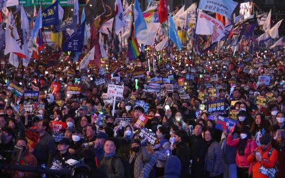 22일 서울 광화문 앞에서 윤석열 즉각퇴진·사회대개혁 16차 범시민대행진 참가자들이 집회를 마치고 행진하고 있다. 2025.3.22 연합뉴스