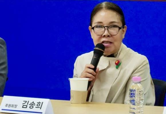 12일 서울 용산빌딩에서 열린 21대 대통령 선거 예비후보 이재명 후원회 출범식에서 12·3 비상계엄 당시 국회를 지키기 위해 상경한 김송희씨가 신임 후원회장으로 임명된 후 발언하고 있다. 2025.4.12 이재명 캠프 제공