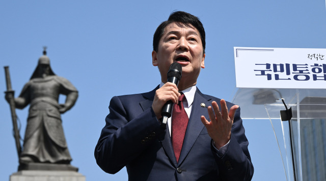 안철수 국민의힘 의원이 8일 서울 종로구 광화문광장에서 출정식을 열고 제21대 대통령 선거 출마를 선언하고 있다. 조기 대선이 확정된 후 여당 현역 의원 중 대선 출마를 공식화한 것은 안 의원이 처음이며 4번째 대권 도전이다. 오승현 기자 2025.04.08
