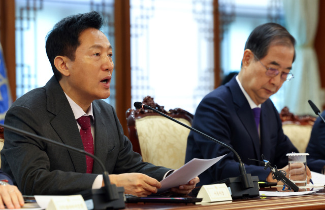 오세훈 서울시장이 2일 정부서울청사에서 열린 치안관계 장관회의에서 보고를 하고 있다. 오른쪽은 한덕수 대통령 권한대행 국무총리. 대통령실통신사진기자단