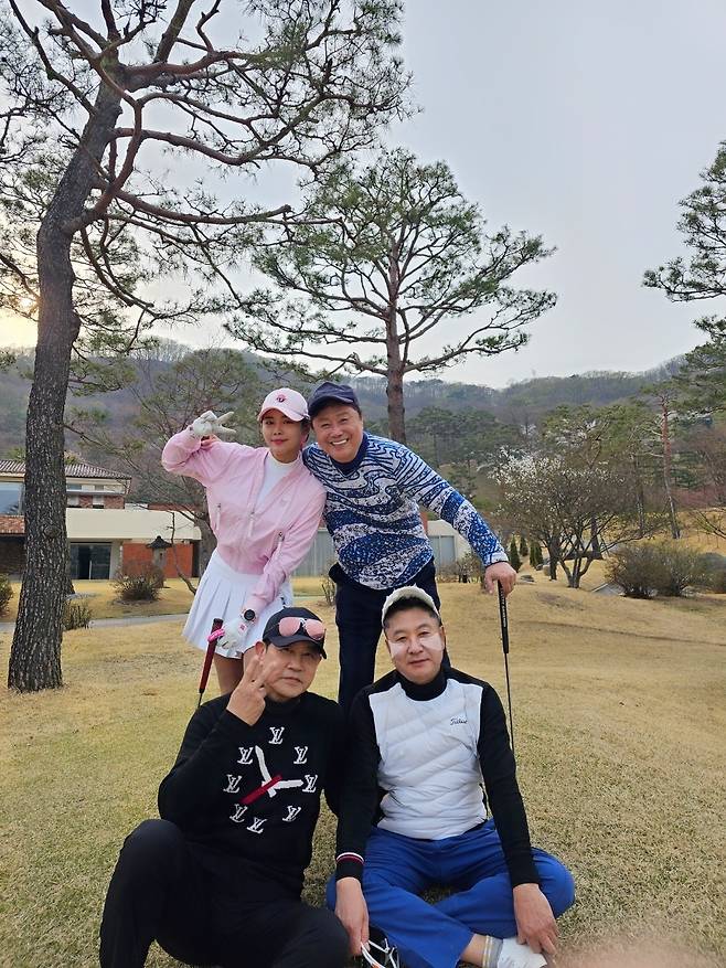 사진 위 왼쪽부터 시계 방향으로 가수 조정민, 가수 남진, 신현빈 회장, 가수 설운도.