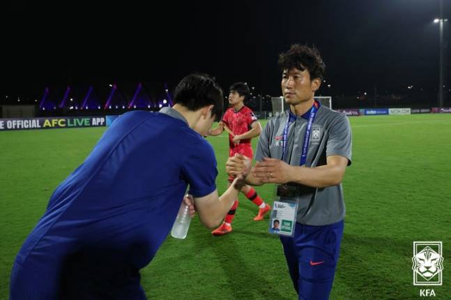 백기태(오른쪽) 한국 U-17 축구대표팀 감독. /사진=대한축구협회 제공