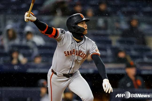 이정후가 양키스전 1회초 스리런 홈런을 날리고 타구를 바라보고 있다. /AFPBBNews=뉴스1