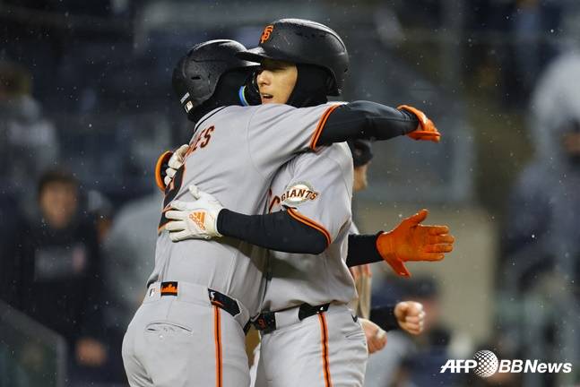 홈런을 날린 이정후(오른쪽)가 플로레스와 포옹을 나누고 있다. /사진=샌프란시스코 자이언츠 공식 SNS