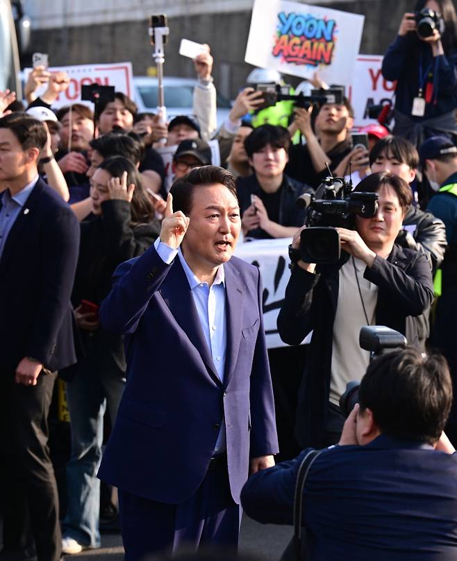 파면당한 대통령이 왜 자신의 지지층에 메시지를 내는지 이해하기 힘들다.[사진｜뉴시스]