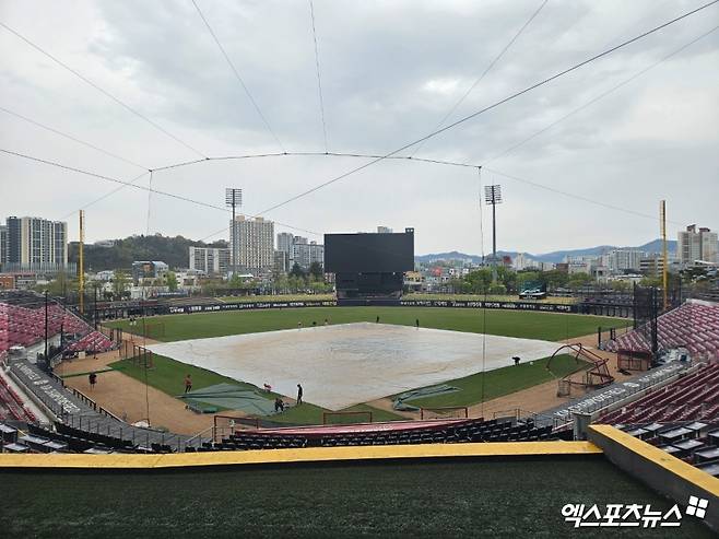 12일 오후 광주-KIA챔피언스필드에서 열리는 '2025 신한 SOL Bank KBO리그' SSG 랜더스와 KIA 타이거즈의 경기, 경기 전 그라운드에 대형 방수포가 설치됐다. 광주, 유준상 기자
