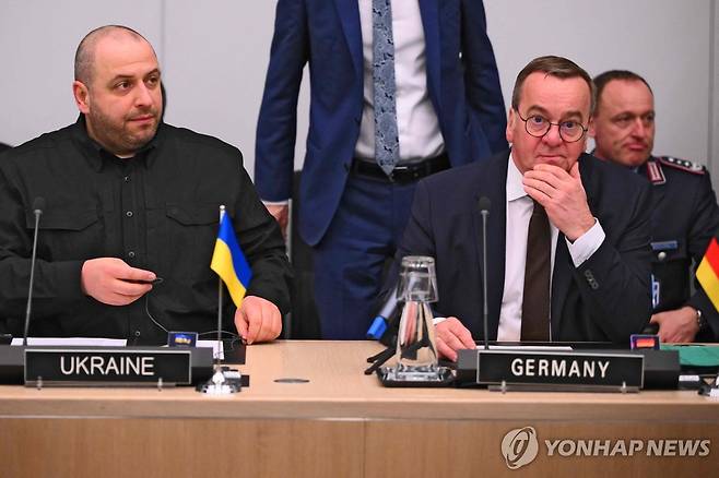 나토 본부서 우크라 지원 공조 회의 (브뤼셀 AFP=연합뉴스) 영국과 독일 주도로 11일(현지시간) 우크라이나 지원 공조를 위한 '우크라이나 방위연락그룹'(UDCG) 회의가 개최됐다. 사진 왼쪽부터 루스템 우메로프 우크라 국방장관, 보리스 피스토리우스 독일 국방장관. 2025.4.11 photo@yna.co.kr [재판매 및 DB 금지]