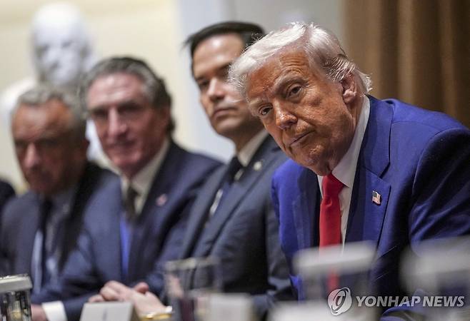 지난 10일 백악관 각료 회의 주재한 도널드 트럼프 대통령 [로이터=연합뉴스. 재판매 및 DB 금지]