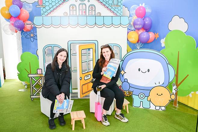 포토 부스 앞에서 사진 찍는 외국인 여성들 [창의재단 제공. 재판매 및 DB 금지]